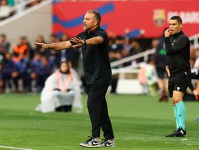 هانزي فليك يخرج عن وقاره ويغيب عن كلاسيكو برشلونة وريال مدريد