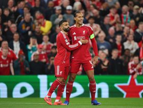 شاهد.. فان دايك يحتفل بهدف محمد صلاح قبل تسديدة "الملك المصري"