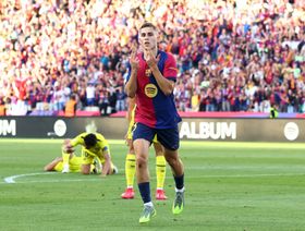 "عرض فلكي" من مانشستر يونايتد للاعب وسط برشلونة