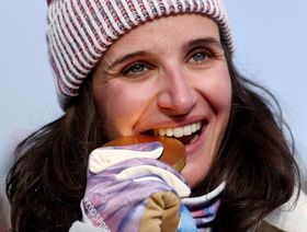 من لصة إلى بطلة.. جوليا سيمون تحصد ذهبية البياثلون وماكرون يُحييها