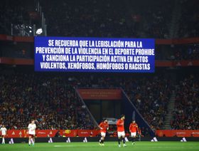 فيفا يلاحق إسبانيا بسبب هتافات مباراة مصر