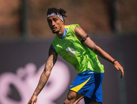 رافينيا يشكو "أكاذيب" وأطرافاً "لا تحبّذ وجوده" في برشلونة