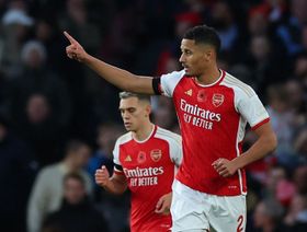 أرسنال يجدد عقد مدافعه "الأفضل في العالم" حتى 2030