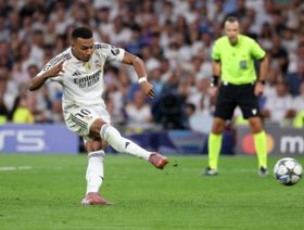 لاعب مارسيليا السابق يصف ركلة ريال مدريد بـ"الفضيحة".. وألونسو يرد