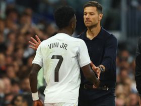 مفاجأة.. جمهور ريال مدريد يدعم ألونسو ويطالب برحيل فينيسيوس