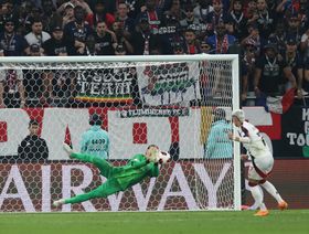 ماتفي سافونوف حارس باريس سان جيرمان يكسر يده خلال نهائي كأس إنتركونتيننتال