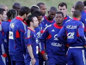 بعد 16 عاماً.. الكشف عن القصة الكاملة لأكبر فضيحة بتاريخ منتخب فرنسا