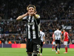 أنتوني غوردون يدخل تاريخ نيوكاسل في دوري أبطال أوروبا