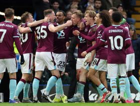 بيرنلي يصعق تشيلسي بهدف قاتل وأبراهام ينقذ أستون فيلا