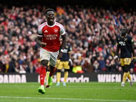 ساكا "التاريخي" يقود أرسنال لصدارة الدوري الإنجليزي ويونايتد ينتصر
