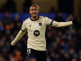 ثلاثي برشلونة يعتذر للجماهير بعد "ليلة سوداء" في لندن