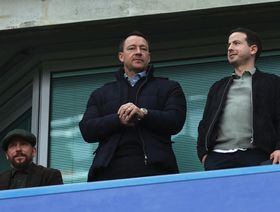 أسطورة تشيلسي "قلِق ومحبط" بعد إقالة ليام روسينيور ويخشى التضحية بنجومه