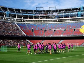 عودة برشلونة إلى كامب نو تعيد الحياة لسكان كتالونيا بعد ركود اقتصادي