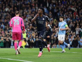 فينيسيوس يرد التحية لجماهير مانشستر سيتي بعد لافتة "البكاء"