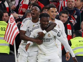 كامافينغا يدافع عن زميله فينيسيوس.. اتركوه وشأنه