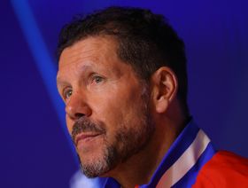 سيميوني يتجاهل ضجيج التحكيم ويحذر من مفاجآت برشلونة