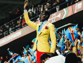 90 دقيقة بلا حراك..  تعرّف على أيقونة مدرجات كأس أمم إفريقيا 2025