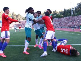 لياو يحاول الهروب من إيقاف "فيفا" بتوضيح سبب ضرب لاعب تشيلي
