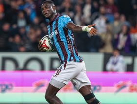 أونانا يصنع هدفاً ليقود طرابزون لتعادل في الدوري التركي