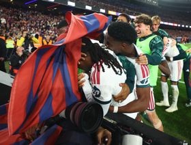 رابطة الدوري تحقق في "اعتداء" مشجع لبرشلونة على كامافينغا خلال مواجهة ريال مدريد