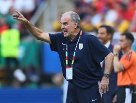 بيلسا يُعلن "وداعاً مؤلماً" ويكشف تفاصيل علاقته الصعبة بلاعبي أوروغواي