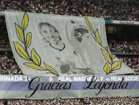 جمهور ريال مدريد يهتف باسم مودريتش.. وأنشيلوتي يمسح دموعه