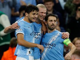 مانشستر سيتي يكسر صمود 10 لاعبين من نابولي في ليلة هالاند القياسية