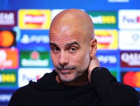 بيب غوارديولا يشعر "بحرج وخجل" بعد تعنيفه مصوّراً بالدوري الإنجليزي