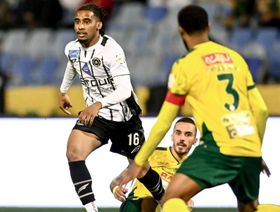 الخليج يفرض التعادل على الشباب رغم النقص العددي