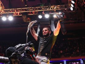 إسلام ماخاشيف ينتزع لقب الوسط لـUFC ويدخل التاريخ