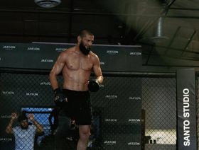 هل يحقق شيماييف حلم الإمارات ويعتلي قمة الفنون القتالية؟