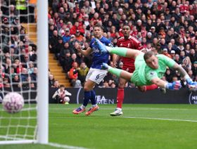 قطار ليفربول يجتاز إيفرتون ويواصل الانطلاقة المثالية بالعلامة الكاملة