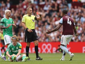 شاهد.. بطاقة حمراء ولا أهداف في مباراة نيوكاسل وأستون فيلا