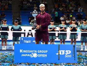 ألكاراز يثأر من فريتز ويحرز لقب بطولة اليابان المفتوحة للتنس