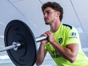 هل استسلم خوليان ألفاريز وقرر البقاء في أتلتيكو مدريد؟