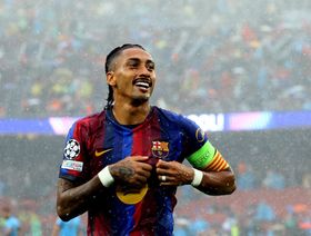 سبورت: برشلونة يبدأ مفاوضات تجديد عقد رافينيا