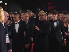 جمهور حفل الكرة الذهبية يستقبل وفد برشلونة بعبارات مُهينة