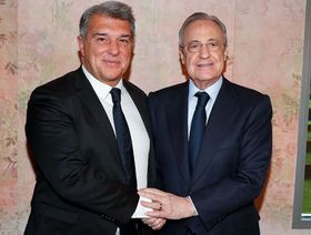 رغم انقطاع العلاقات.. عناق بين رئيسي ريال مدريد وبرشلونة في جدّة