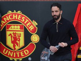 نيفيل يطالب مانشستر يونايتد بالتوقف عن تجربة المدربين بعد رحيل أموريم