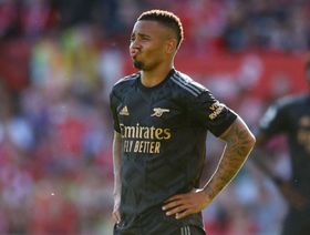 غابرييل جيسوس يصل برشلونة ويطمئن المشجعين على ركبته