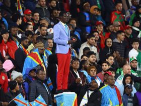 سقوط التمثال الحي.. مهاجم الجزائر يسخر من مشجع الكونغو الديمقراطية "الواقف"