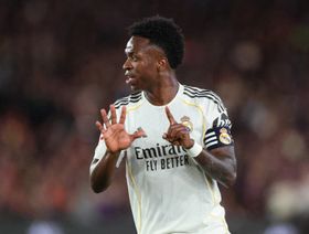 فينيسيوس يستفز جمهور برشلونة ويتقمص دور "أمين متحف" ريال مدريد