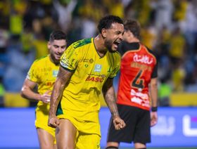 "هاتريك" جوشوا كينغ يقود الخليج لفوز ساحق على الرياض