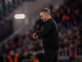 ما السبب الحقيقي وراء حزن هانزي فليك ومواساة رافينيا بلقاء برشلونة وألافيس؟