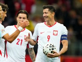 ليفاندوفسكي يحرز "هاتريك" ويحطم رقماً قياسياً لكريستيانو رونالدو