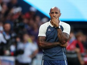 بسبب ليونيل ميسي.. تصاعد حدة التوتر بين هنري وبوتشيتينو