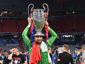 تشيلسي ومانشستر يونايتد "يستفسران" عن وضع دوناروما