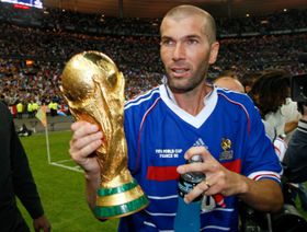 آخرهم أكليوش.. لاعبون من أصول جزائرية اختاروا اللعب لفرنسا