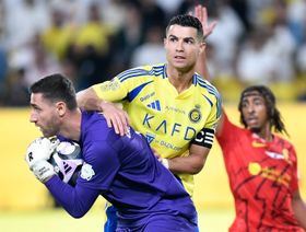 كاستيلس حارس القادسية يفوز بجائزة القفاز الذهبي في الدوري السعودي