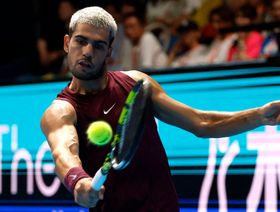 ألكاراز يتجاوز الإصابة ويواصل طريقه في بطولة طوكيو للتنس